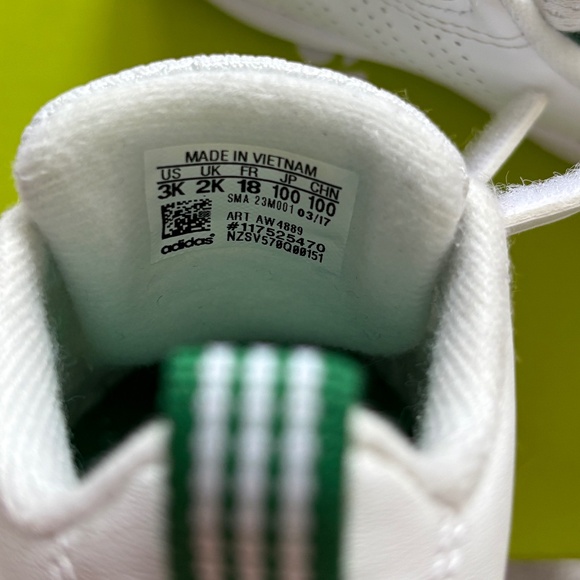 Kids Adidas white sneakers. Green stripe accent. Size 3K 9-12 months - Picture 9 of 9